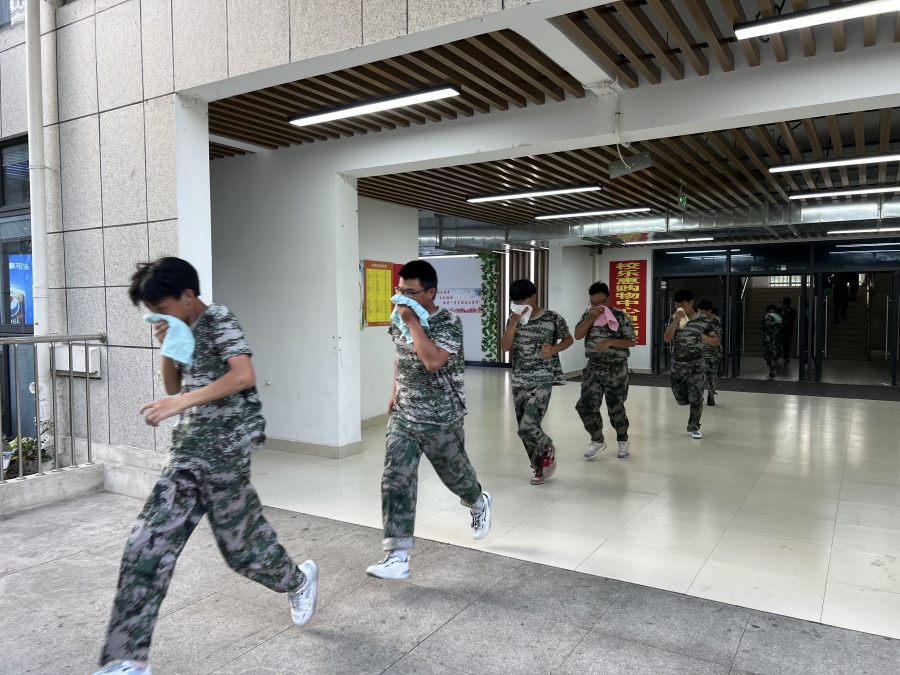 消防演練，學(xué)生從宿舍撤離.jpg